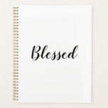 Agenda Blessed texto del guión de personalizado blanco ne<br><div class="desc">Bendita caligrafía de guion de personalizado blanco y negro grato texto moderno lindo y elegante gratitud Planner. Personalizable de texto negro sobre fondo de color sólido y blanco. Los colores son editables. Puedes elegir dejarla tal como está, o personalizarla con tu nombre, iniciales, año, etc diario de bienestar, diario de...</div>