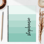 Agenda Bloque de color de firma personalizado Aqua 2024<br><div class="desc">Este moderno y moderno diseño presenta cinco rayas de colores en tonos degradados,  desde el agua ligera hasta el medio. Personalízalo con tu nombre en escritura vertical de escritura a mano con firma negra.</div>