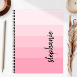 Agenda Bloque de color de firma personalizado rosa 2024<br><div class="desc">Este moderno y moderno diseño se caracteriza por cinco rayas de colores en tonos degradados que van de la luz al rosa medio. Personalízalo con tu nombre en escritura vertical de escritura a mano con firma negra.</div>