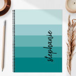 Agenda Bloque de color de firma personalizado Verde azula<br><div class="desc">Este moderno y moderno diseño presenta cinco rayas de colores en tonos degradados,  desde la luz hasta el verde azulado medio. Personalízalo con tu nombre en escritura vertical de escritura a mano con firma negra.</div>