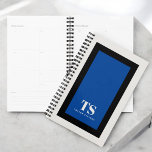 Agenda Bloque de color sencillo y elegante en color azul<br><div class="desc">Este diseño de planner colorido tiene elementos de diseño clásicos de un marco geométrico rectangular de bloques de color contrastantes en azul intenso y negro sobre un fondo blanco roto. Se incluye una plantilla de texto con las iniciales de monograma y el nombre que desea personalizar. El estilo es elegante...</div>