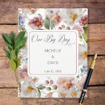 Agenda Boda de flores silvestres rosadas rusas de Rubor<br><div class="desc">Siga todas las citas y fechas especiales de su gran día. Este diseño presenta un fondo floral acuático en diferentes tonalidades de color rosa,  blanco,  amarillo,  lavanda y verde sobre un suave fondo color de agua rosado. Creado por Simply Farmhouse Press.</div>