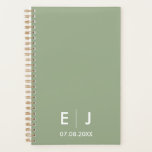 Agenda Boda de Monograma Verde y Blanco Sabio<br><div class="desc">Elegantes bandas clásicas monogramadas de servilleta en verde sabio y blanco con sus iniciales y fecha boda en texto minimalista tradicional.</div>
