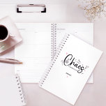 Agenda Boda del coordinador del caos<br><div class="desc">Mantén el caos bajo control con nuestro coordinador de Chaos Wedding Planner. En moda en blanco y negro, este diseño presenta adorables ilustraciones y toques personalizados, perfectos para cualquier planificador de bodas o coordinador de eventos. Con una pizca de corazones rosados, es un lindo y personalizado honor a su indispensable...</div>