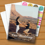 Agenda Boda mensual de fotografía personalizada<br><div class="desc">Planificador de bodas con tu foto favorita en el frente - personalizada con tus detalles en letras de moda. El planificador incluye diseños mensuales y semanales,  12 meses,  60 páginas con cubiertas frontales y traseras laminadas.</div>