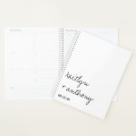 Agenda Boda minimalista de escritura moderna en blanco y<br><div class="desc">Prepárese para su gran día con estilo con este moderno y muy moderno planificador de bodas. El diseño es fácil de personalizar con sus propios nombres y fecha de boda y usted puede mantener todas sus ideas de diseño, información boda importante y mucho más seguro juntos en este planificador personalizado....</div>