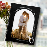 Agenda Boda negro de arte fotográfico moderno<br><div class="desc">Un elegante planificador encuadernado en espiral con 60 páginas y 12 meses, presenta una única foto boda vertical o orientada a retratos en un diseño único de arco. ELIJA CUBIERTA SUAVE O DURA. Sus nombres se unen con un gran ampersand blanco en la parte inferior y su fecha boda se...</div>