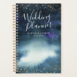 Agenda Boda personalizada Navy Blue Gold<br><div class="desc">Elegante planificador para tu boda de temática dorada marina! El fondo es una pintura de color de agua abstracta pintada a mano en un color azul marino. Hay un falso purpurina de oro en la parte superior e inferior. El texto dice "Planificador de bodas" en letra de escritura moderna. Puede...</div>