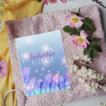 Agenda Boho Pastel Pezón Púrpura Pájaros Y Nombre<br><div class="desc">Hermoso diseño de planner personalizado con plumas púrpura y rosa pastel y chispas en un fondo de gradiente azul. El texto es totalmente personalizable.</div>