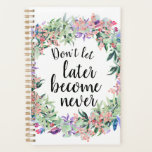 Agenda Bonito Cita Motivadora Acuarela Floral<br><div class="desc">Bonito y planificador femenino con flor de acuarela enmarcando una cita motivacional "No dejes que más tarde se vuelva nunca"</div>