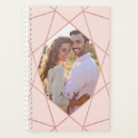 Agenda Bonito moderna Rosa geométrica oro | Rubor | Foto<br><div class="desc">Este elegante cuaderno de planner presenta un diseño geométrico de Relieve metalizado dorado rosa sobre un fondo rosa.  Incluye plantillas de fotos tanto en la parte delantera como en la trasera,  así como una plantilla de texto en la parte delantera para personalización!</div>