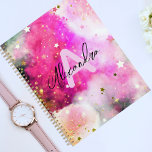 Agenda Bonitos Estrellas Nubes Rosa Y Guión De Moda Alegr<br><div class="desc">Diseño moderno y moderno de planificación personalizada con orígenes abstractos de color rosa con estrellas y su nombre escrito en un guión moderno. El texto es totalmente personalizable.</div>