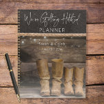 Agenda Boots rústicos de vaquero para Boda de dos rangos<br><div class="desc">Este cuaderno de planificación de bodas te permite compartir tu amor por todo lo rústico y vaquero - cuero gastado y madera de pino, y luces de cuerda suaves, mientras mantienes todas tus citas y momentos especiales en orden. Perfecto para un granero, campo o boda casual. Creado por Simply Farmhouse...</div>