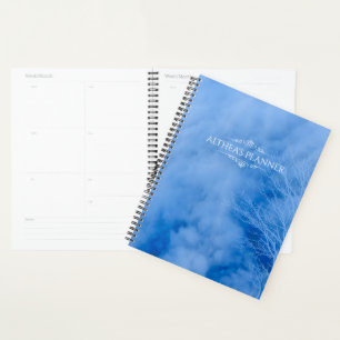 Agenda Calendario de 2021 sobre árboles y nubes azules