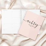 Agenda Caligrafía de guiones Moderno Rubor Pink Planner<br><div class="desc">Nombre de características minimalistas en letra de escritura a mano moderna.</div>