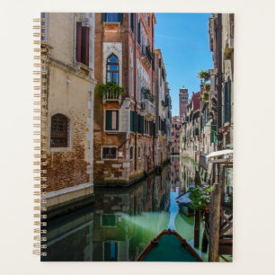 Agenda Calle estrecha con canal en Venecia