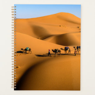 Agenda camellos en el desierto bajo cielo azul