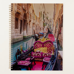 Agenda Canal con gondola tradicional en Venecia, Italia