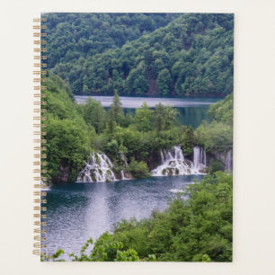 Agenda Cascada de cascada con bosque verde en Croacia