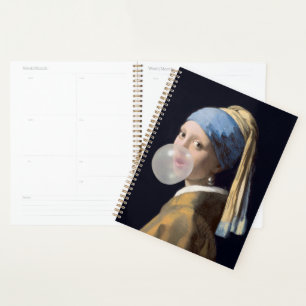 Agenda Chica con arete de perlas soplando un chicle de bu