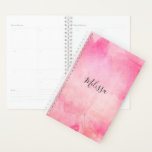 Agenda Chica de acuarela rosa moderno | Añadir NOMBRE<br><div class="desc">Moderno y encantador planificador diario personalizado / calendario para una chica / mujer.  Diseño de acuarela rosa (acuarela) con opción para añadir nombre o mensaje.  Perfecto para la escuela,  los negocios o lo personal.</div>