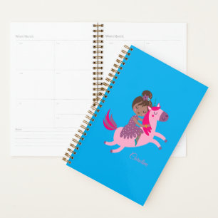 Agenda Chica haitiana de brunette en una unicornio