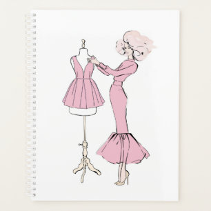 Agenda Chica vestido de color rosa con vestido de maniqu