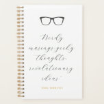 Agenda Cita de guión de lentes Wayfarer personalizada<br><div class="desc">Un simple cuaderno con una cubierta personalizado de marcos de vidrio de ojos más lejanos, una cita que dice "reflexiones nerviosas, pensamientos geek, ideas revolucionarias" en una fuente femenina de estilo caligráfico, así como texto personalizado para un tema de nombre o clase con un color dorado roto. La portada trasera...</div>
