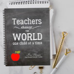 Agenda Cita de manzana roja y tu profesor de pizarra de t<br><div class="desc">Personalizado profesor planificador con guion de manzana roja y tipografía blanca inspiradora cita "Los profesores cambian el mundo de un niño a la vez" en un fondo de pizarra. ¡Personaliza con el nombre y el texto de tu profesor!</div>