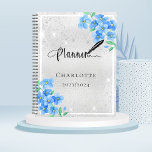 Agenda Cita de nombre floral azul plateado 2024<br><div class="desc">Un falso fondo metálico plateado,  con flores azules olvidadas no,  flores. Polvo falso purpurina. Personalice y agregue un año,  nombre y título.</div>