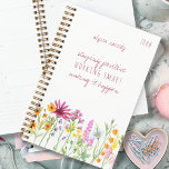 Agenda Cita de positividad de flores silvestres de bonito<br><div class="desc">Planador de flores silvestres, sin fecha y listo para personalizar con tu nombre y el año. La cita de positividad dice "permanecer positivo, trabajar inteligente, hacerlo realidad" en escritura informal y tipografía de tipografía delgada. Borde acuarela de moda de flores silvestres en tonos rosa naranja violeta y amarillo. Diseño de...</div>