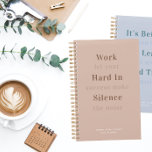 Agenda Cita rosa polvorienta | Monograma mensual semanal<br><div class="desc">Moderno planificador mínimo de comillas de dos tonos. Cambiar cita a cualquier frase motivacional. Agregue su elección de personalización, nombre o monograma. Páginas semanales y mensuales para planificación empresarial o personal, horarios y toma de notas. Pegatinas incluidos. Las páginas están en blanco para que pueda comenzar en cualquier momento. Agregue...</div>