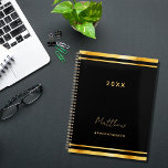 Agenda Citas de negocios elegantes en oro negro 2025<br><div class="desc">Un elegante fondo de color negro con un falso marco dorado. Personalice y agregue un año,  nombre y título. Un planificador para organizar clientes de negocios,  para hacer listas,  o tu vida diaria. Tanto para él como para ella.</div>