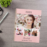 Agenda citas de un collage de fotos rosa de Rubor 2025<br><div class="desc">Crea tu propio collage de fotos único. Usa cuatro,  cuatro de tu foto favorita. Personalizar y un año,  nombre y texto. Fondo de color rosa oscuro,  texto negro.</div>