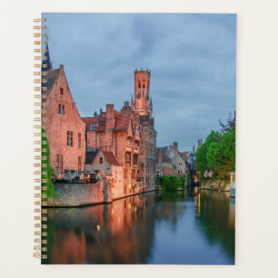 Agenda Ciudad antigua y torre Belfry de noche en Brujas