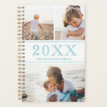 Agenda Collage de fotos azul y blanco<br><div class="desc">Un planificador al que puedes añadir tres de tus propias fotos a un collage minimalista en blanco y azul. Añade el año con grandes números azules,  y agrega tu nombre o apellido también!</div>