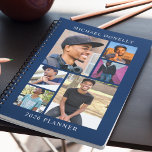 Agenda Collage de fotos Blue Trendy 6 anual<br><div class="desc">Descubra la combinación perfecta de funcionalidad y estilo con nuestro '2026 Yearly Planner', un regalo ideal para Navidades. Personalízalo con seis de tus fotos favoritas, y celebra los momentos más apreciados durante todo el año! Agregue su nombre en el texto de la plantilla para ese toque único. Un planificador que...</div>