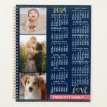 Agenda collage de fotos de la familia de oro de coral de<br><div class="desc">Celebra 2024 con este elegante planificador de calendario de collage de fotos. En el interior, estos planificadores tienen páginas para que usted organice sus semanas y meses. Con la adición de la hermosa portada del calendario anual, podrás ver todo el año de un vistazo, además de disfrutar de 9 de...</div>