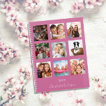 Agenda Collage de fotos familiares guión de nombre rosa o<br><div class="desc">Haz tu propio collage de fotos de familia como regalo para tu madre, esposa o para ti mismo. ¡Usa cuatro, nueve de tus fotos favoritas de tu familia, amigos, destino de viaje de ensueño o mascota! Personalice y agregue un nombre y un año. El nombre está escrito con una escritura...</div>