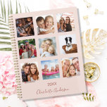 Agenda Collage de la familia de fotos rosa oro rosa rubor<br><div class="desc">Haz tu propio collage de fotos de familia como regalo para tu madre, esposa o para ti mismo. ¡Usa cuatro, nueve de tus fotos favoritas de tu familia, amigos, destino de viaje de ensueño o mascota! Personalice y agregue un nombre y un año. El nombre está escrito con una escritura...</div>