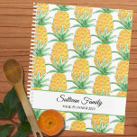 Agenda Comida familiar personalizada de piña<br><div class="desc">Este único planificador de comidas presenta un patrón de piña acuarela. Personalizable fácil con tu nombre y año. Porque creamos nuestra propia obra de arte no encontrarás esta imagen exacta de otros diseñadores. Acuarela original © Michele Davies.</div>