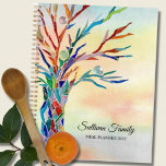 Agenda Comida familiar personalizada Rainbow Tree 2022<br><div class="desc">Este exclusivo restaurante Meal Planner cuenta con un árbol de mosaicos en los colores del arcoiris sobre un fondo acuático. Personalizable fácil con tu nombre y año. Porque creamos nuestra propia obra de arte no encontrarás esta imagen exacta de otros diseñadores. Original Mosaico © Michele Davies.</div>