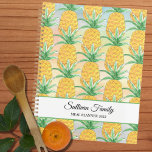 Agenda Comida personalizada de la familia de acuarela de<br><div class="desc">Este único planificador de comidas presenta un patrón de piña en un fondo acuático. Personalizable fácil con tu nombre y año. Porque creamos nuestra propia obra de arte no encontrarás esta imagen exacta de otros diseñadores. Acuarela original © Michele Davies.</div>