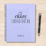 Agenda Coordinador de caos Nombre personalizado púrpura<br><div class="desc">El coordinador del caos Purple Personalized Name destaca el texto "coordinador del caos" en una divertida tipografía de escritura negra. Perfecto para esa madre ocupada,  profesora,  entrenadora de equipo deportivo o jefe de trabajo. Diseñado por Evco Studio www.zazzle.com/store/evcostudio</div>