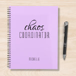 Agenda Coordinador de caos Nombre personalizado púrpura<br><div class="desc">El coordinador del caos Purple Personalized Name destaca el texto "coordinador del caos" en una divertida tipografía de escritura negra. Perfecto para esa madre ocupada,  profesora,  entrenadora de equipo deportivo o jefe de trabajo. Diseñado por Evco Studio www.zazzle.com/store/evcostudio</div>