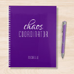 Agenda Coordinador de caos Nombre personalizado púrpura<br><div class="desc">El coordinador del caos Purple Personalized Name destaca el texto "coordinador del caos" en una divertida tipografía de escritura blanca. Perfecto para esa madre ocupada,  profesora,  entrenadora de equipo deportivo o jefe de trabajo. Diseñado por Evco Studio www.zazzle.com/store/evcostudio</div>