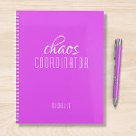 Agenda Coordinador de caos Nombre personalizado púrpura<br><div class="desc">El coordinador del caos Purple Personalized Name destaca el texto "coordinador del caos" en una divertida tipografía de escritura blanca. Perfecto para esa madre ocupada,  profesora,  entrenadora de equipo deportivo o jefe de trabajo. Diseñado por Evco Studio www.zazzle.com/store/evcostudio</div>