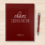 Agenda Coordinador del caos Nombre personal de Borgoña<br><div class="desc">El coordinador del caos,  Burgundy Red Personalized Name (Nombre personalizado de la rojo borgoña),  señala el texto "coordinador del caos" en una divertida tipografía de escritura blanca. Perfecto para esa madre ocupada,  profesora,  entrenadora de equipo deportivo o jefe de trabajo. Diseñado por Evco Studio www.zazzle.com/store/evcostudio</div>