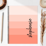 Agenda Coral de bloque de color de firma personalizada 20<br><div class="desc">Este moderno y moderno diseño presenta cinco rayas de colores en tonos degradados,  desde corales claros hasta medianos. Personalízalo con tu nombre en escritura vertical de escritura a mano con firma negra.</div>