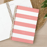 Agenda Coral y franja blanca personalizada<br><div class="desc">El planner personalizado de la moda incluye rayas blancas y rosas de coral de color rosa y marrón con su nombre o monograma en elegantes letras blancas. Personalice con el año a lo largo de la parte inferior.</div>